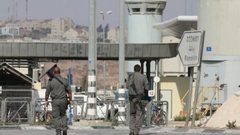 الاحتلال يعتقل فتاة على حاجز قلنديا