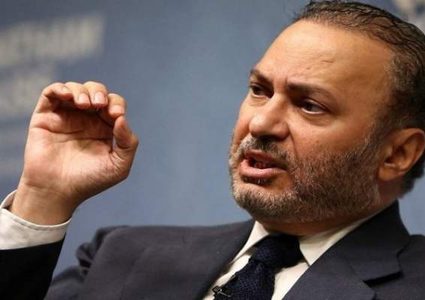 أنور قرقاش ينفى تواجده في الخرطوم