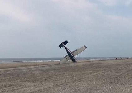 شاهد طائرة تهبط اضطراريًا على شاطئ أمريكي