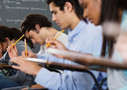 دراسة: قلة النوم تسبب مشاكل ذهنية لطلاب الجامعات