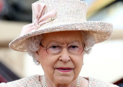 السر وراء دبوس الملكة اليزابيث