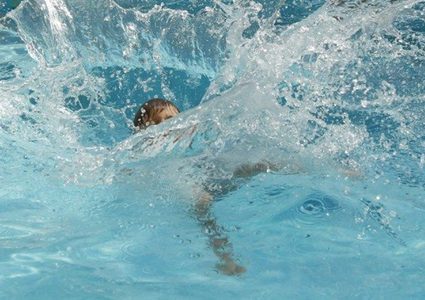 غرق طفل ببركة سباحة وصفت حالته بالحرجة بالجليل المحتل