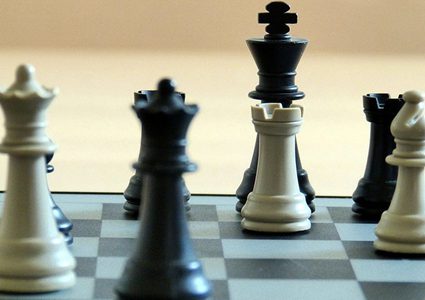 قطعة الشطرنج الأغلى في العالم... الحظ يبتسم لهاوي آثار