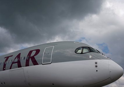 طائرة قطرية تشكل ظاهرة غريبة