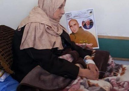 والدة الأسير حسن العويوي تخوض إضرابا  عن الطعام