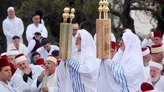 السامريون يحجون إلى قمة "جرزيم" في نابلس