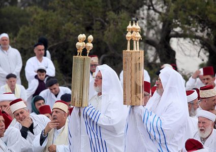 السامريون يحجون إلى قمة "جرزيم" في نابلس