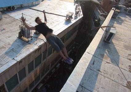 مغامر إيراني يتحدى الموت بحركات جنونية! (فيديو)