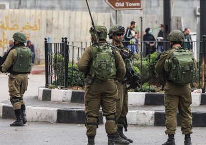 الاحتلال يقتحم محلاً تجارياً في الخليل ويطارد عددا من الاطفال