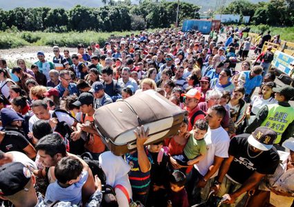 نزوح الآلاف من فنزويلا لكولومبيا بعد اعادة فتح الحدود