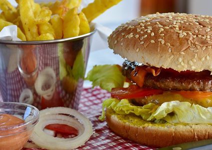 علماء يتحدثون عن خطورة الوجبات السريعة على الأطفال