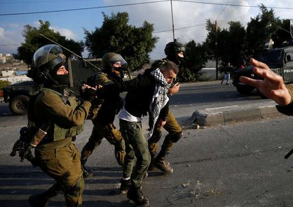 الاعتقالات تطال 12 مواطنا بالضفة ومداهمات في القدس