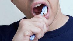 كيف ترتبط أمراض اللثة بألزهايمر؟