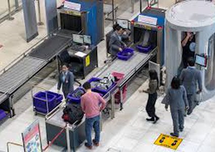 هل الإشعاع الناتج عن المساحات الضوئية بالمطار خطير