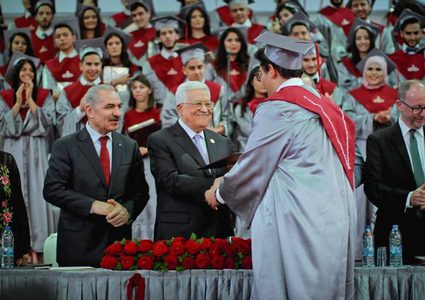 الرئيس عباس: الوطن سيُبنى على أكتاف الخريجين