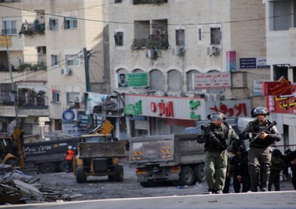 الاحتلال يداهم منازل في مخيم شعفاط