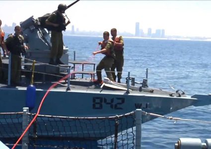 "إسرائيل" تُرحل مواطن تركي أشعل النار في سفينة