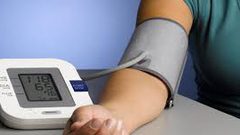 أسباب ارتفاع ضغط الدم عند قياسه بالعيادة