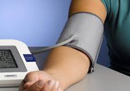 أسباب ارتفاع ضغط الدم عند قياسه بالعيادة