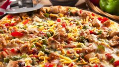 طريقة عمل بيتزا دجاج بالريحان