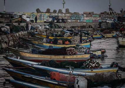 الاحتلال يقلص مساحة الصيد في بحر غزة