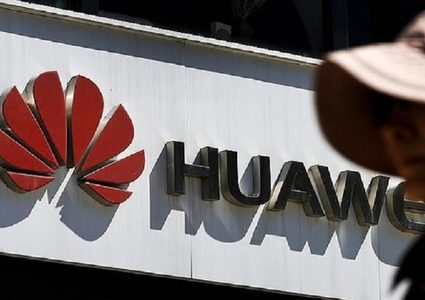 "فيسبوك" تمنع "هواوي" من التثبيت المسبق لجميع تطبيقاتها