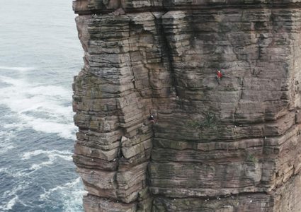 رجل أعمى يتسلق جرفا خطرا بمفرده!