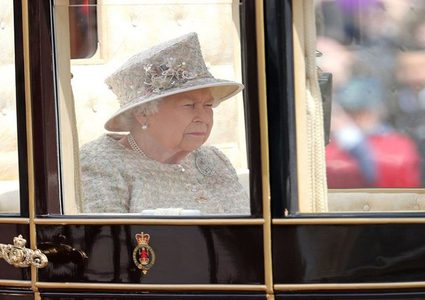 سر "دبوس الماس" الذي ترتديه الملكة إليزابيث في يوم ميلادها