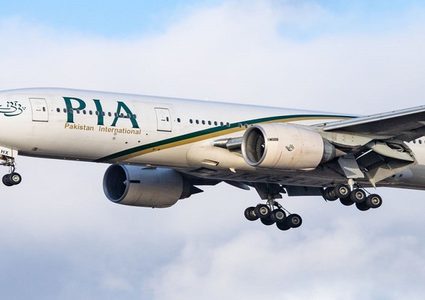 راكبة تفتح باب الطوارئ في الطائرة بدلا من المرحاض!