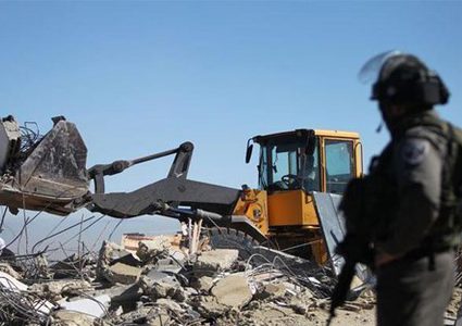 إصابة شاب خلال هدم الاحتلال غرفة سكنية وبركسات في بيت جالا