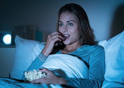 النوم بوجود ضوء التلفاز قد يؤدي إلى زيادة في الوزن