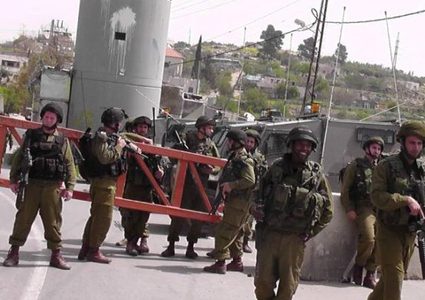 الاحتلال يغلق طريقا ترابية قرب قرية عابود شمال رام الله