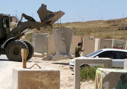 الاحتلال يغلق طريقا ترابية شمال رام الله