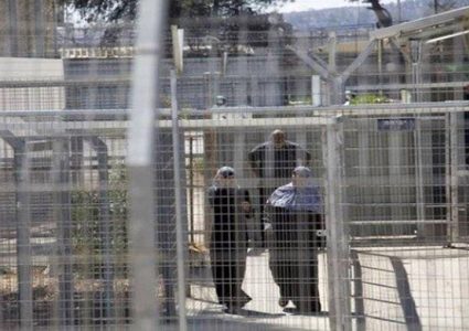 الأسيرات في سجن "الدامون" يهددن بالإضراب عن الطعام