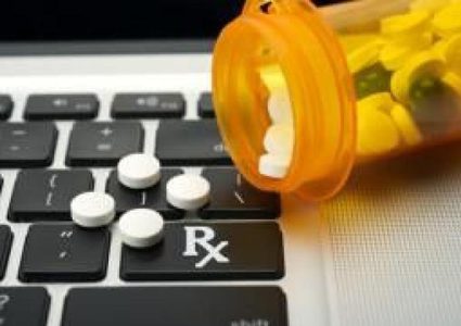 الصحة تحذر من التعامل مع الأدوية التي تباع عبر الانترنت