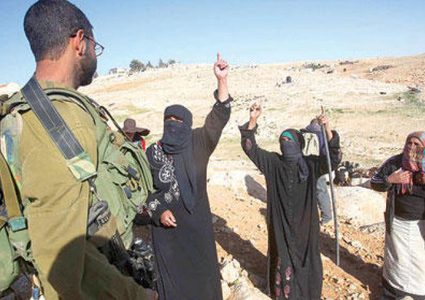 الاحتلال يدمر "كرفان" ويهدم جدارًا بالخليل