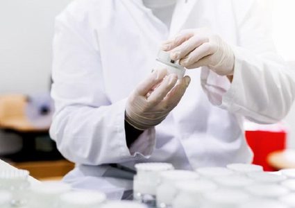 عالم روسي يعتزم زرع جينوم معدل وراثيا مقاوم للإيدز