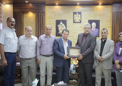 محافظ طولكرم عصام أبو بكر يلتقي وفداً من بلدة بلعا