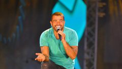عمرو دياب يغني في جدة… هذا ما قاله للجمهور السعودي