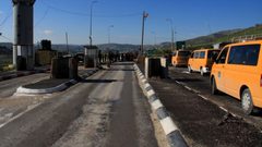 قوات الاحتلال تضع مكعبات اسمنتية على حاجز "النشاش"