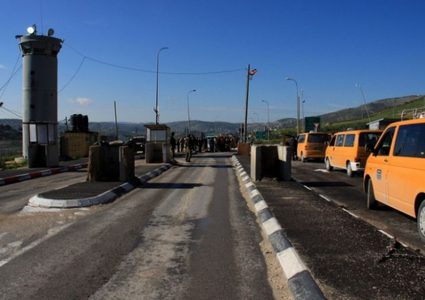 قوات الاحتلال تضع مكعبات اسمنتية على حاجز "النشاش"