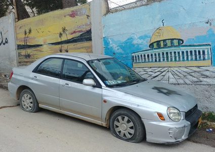 نابلس: مستوطنون يعطبون إطارات مركبات ويخطون شعارات عنصرية