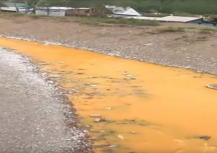 روسيا.. السموم تحول نهر إلى اللون البرتقالي