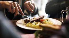 دراسة: لا خطورة في الذهاب إلى النوم بعد تناول الطعام