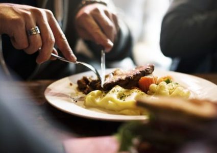 دراسة: لا خطورة في الذهاب إلى النوم بعد تناول الطعام