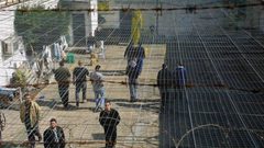 أسرى "عسقلان" يحمسون قرارهم بالشروع في الإضراب عن الطعام