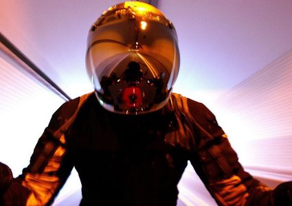 البرق يضرب خوذة سائق دراجة ويرديه قتيلا!