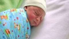 بالفيديو.. أم تلقي بطفلها من الشرفة بعد ولادته!