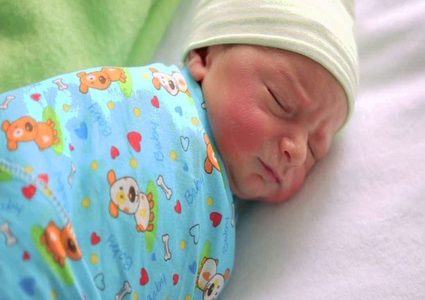 بالفيديو.. أم تلقي بطفلها من الشرفة بعد ولادته!