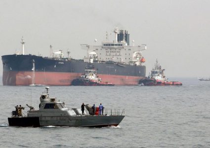 استهداف ناقلتي نفط عملاقتين